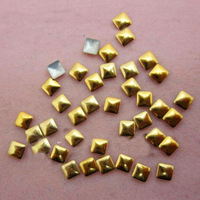 Borchiette quadrate oro (Piatte)
